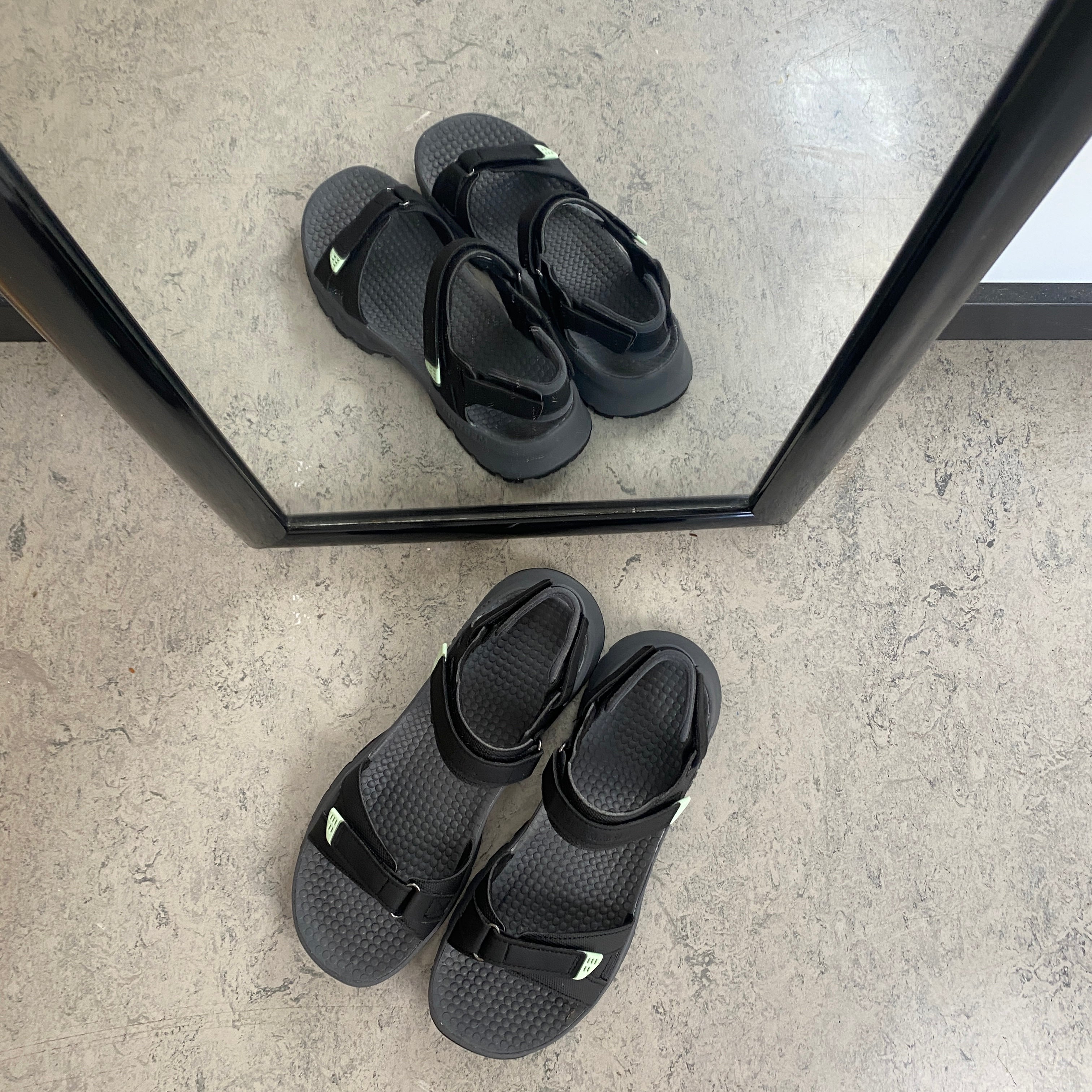 Merrell-sandal med støtdempende komfort til jobb og aktiv hverdag