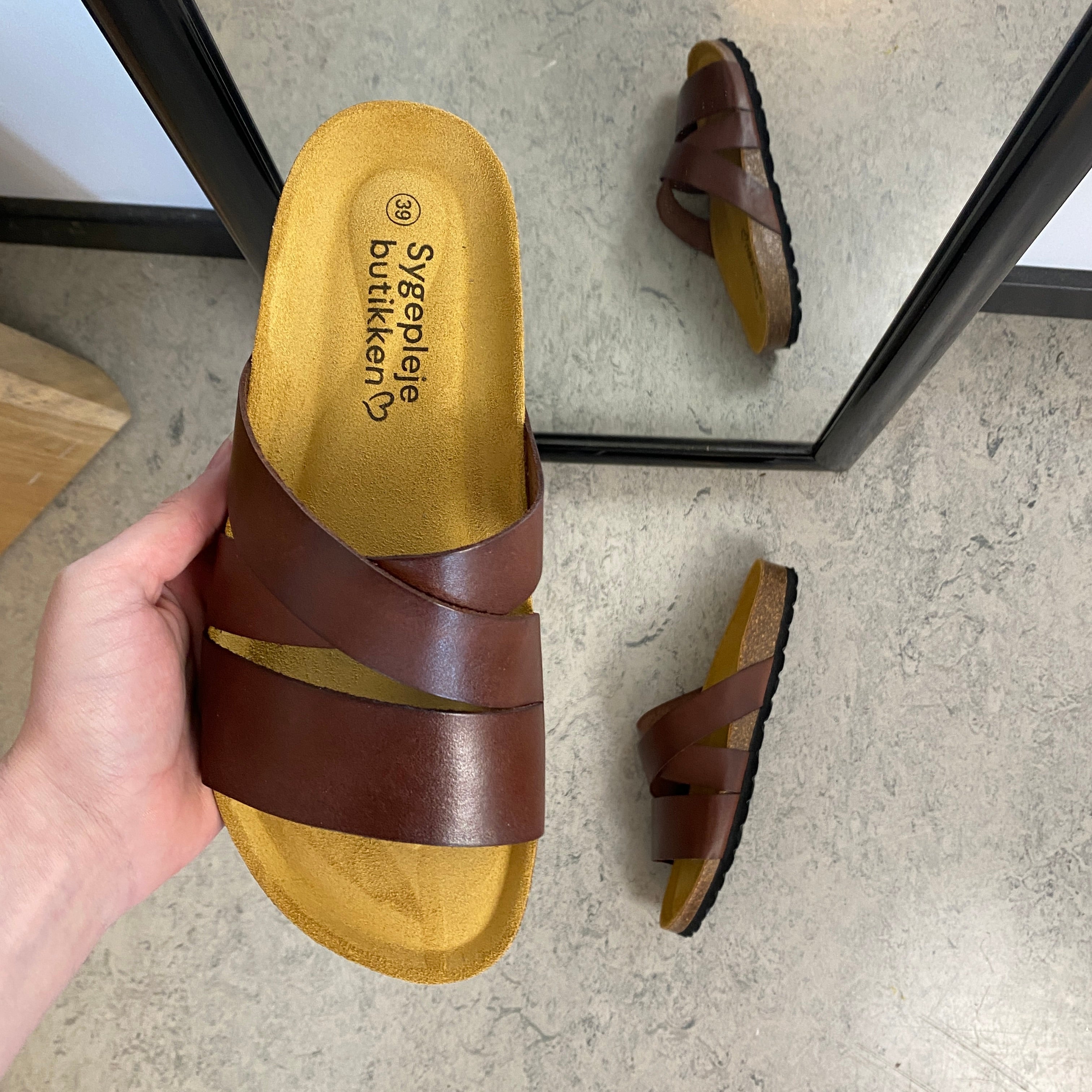 Slip-on sandal i brunt glatt skinn med kryssremmer – komfort & støtte | Sykepleiebutikk.no