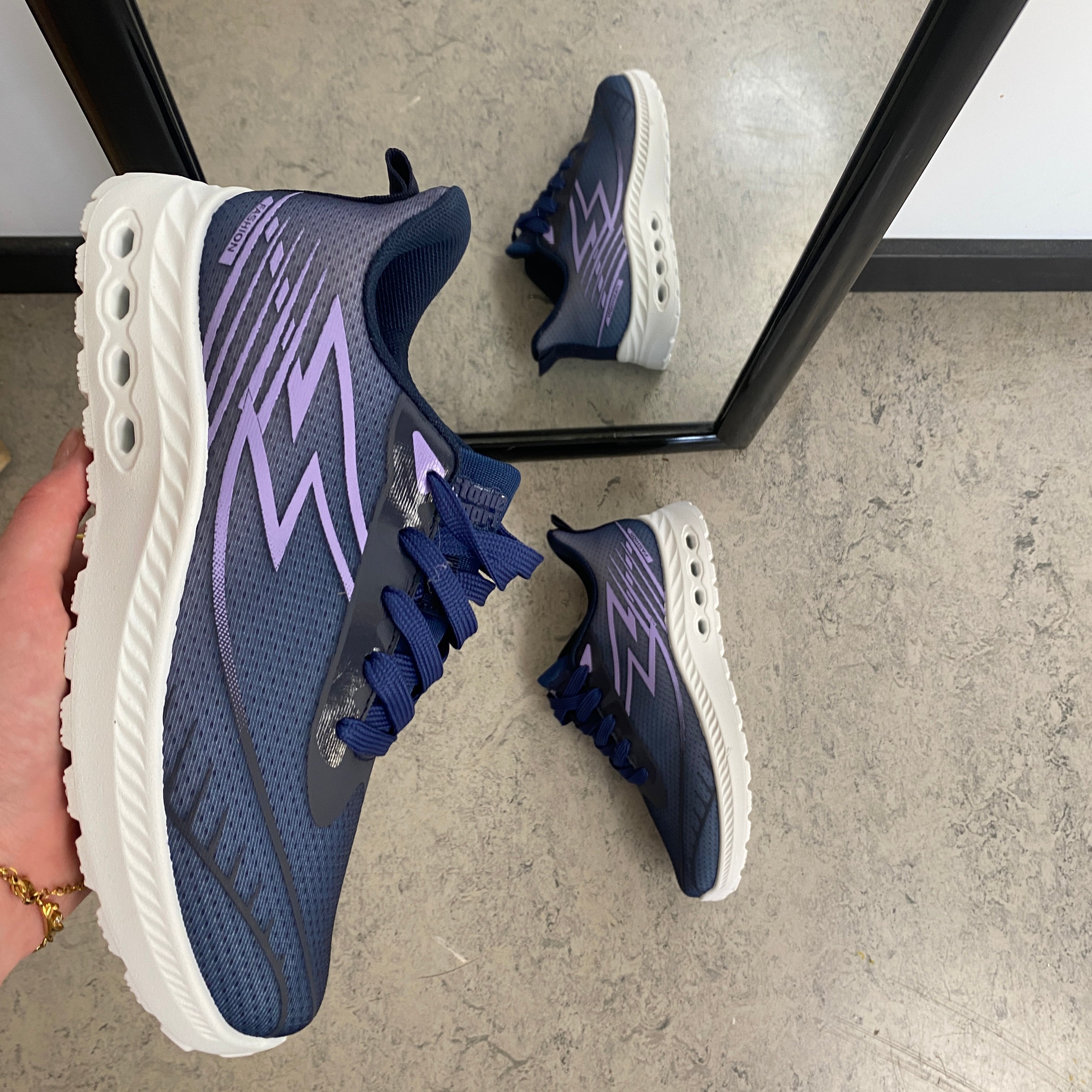 Blå lettvekts sneakers i mesh med støtdempende såle