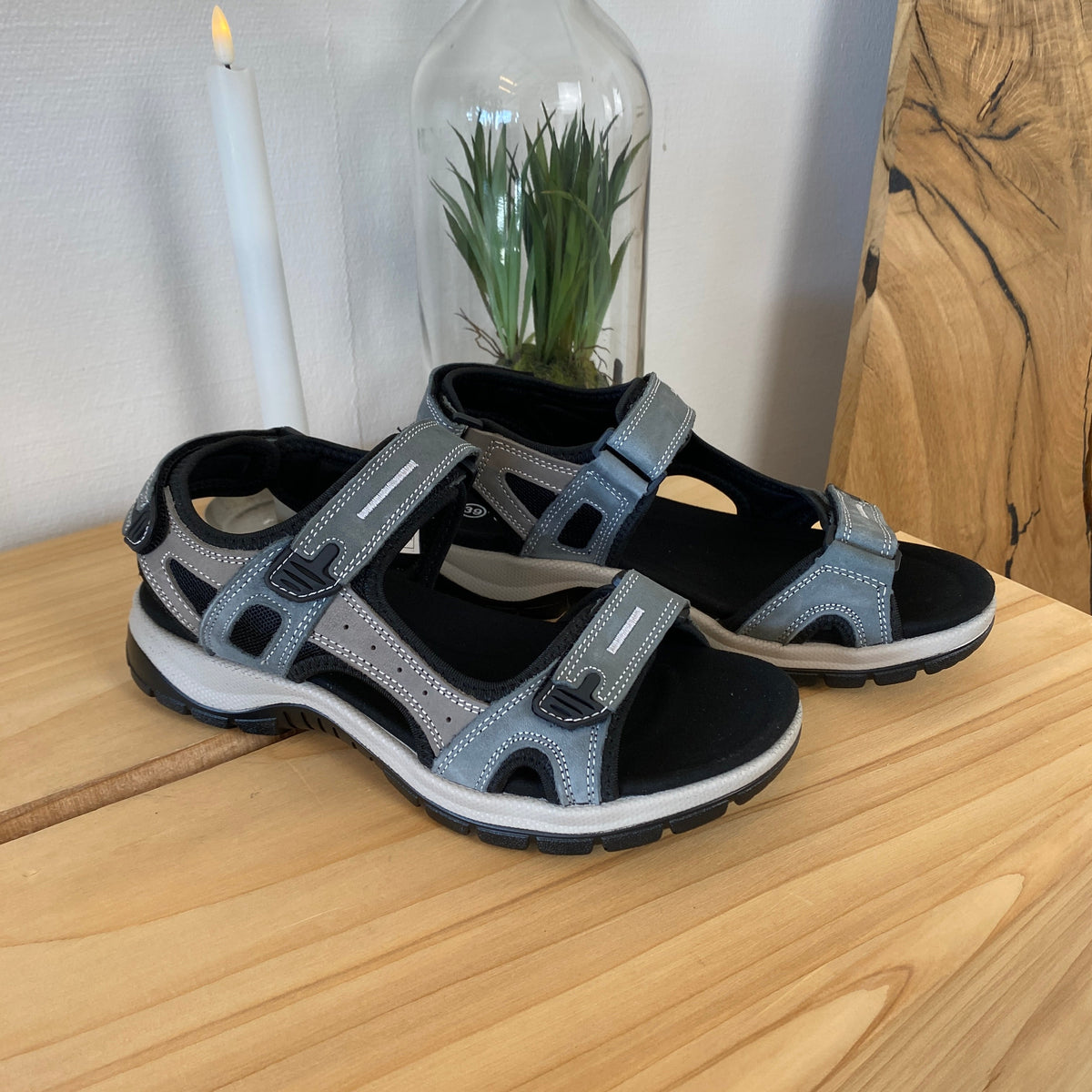 Robust sandal med justerbar passform i gråblå