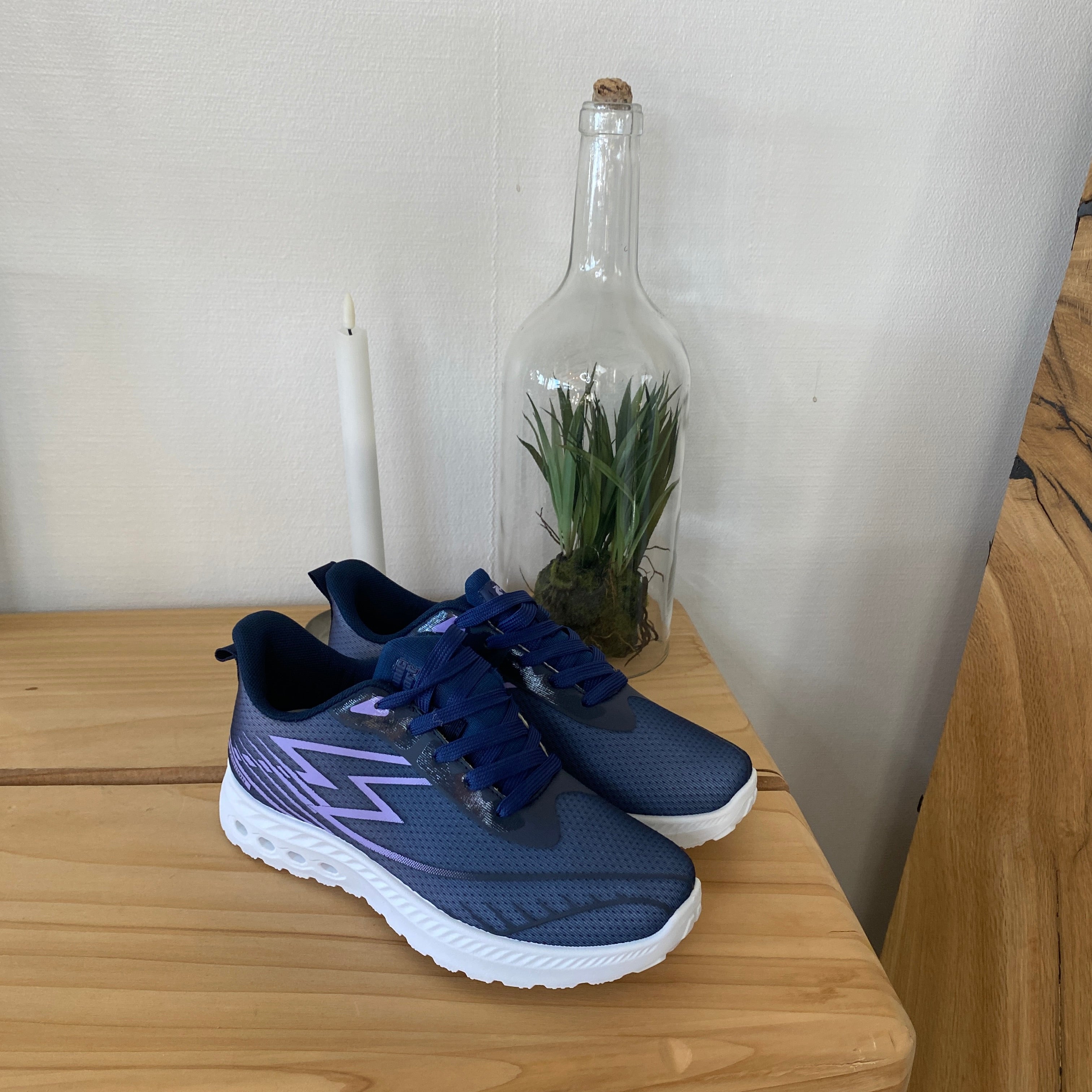Blå lettvekts sneakers i mesh med støtdempende såle
