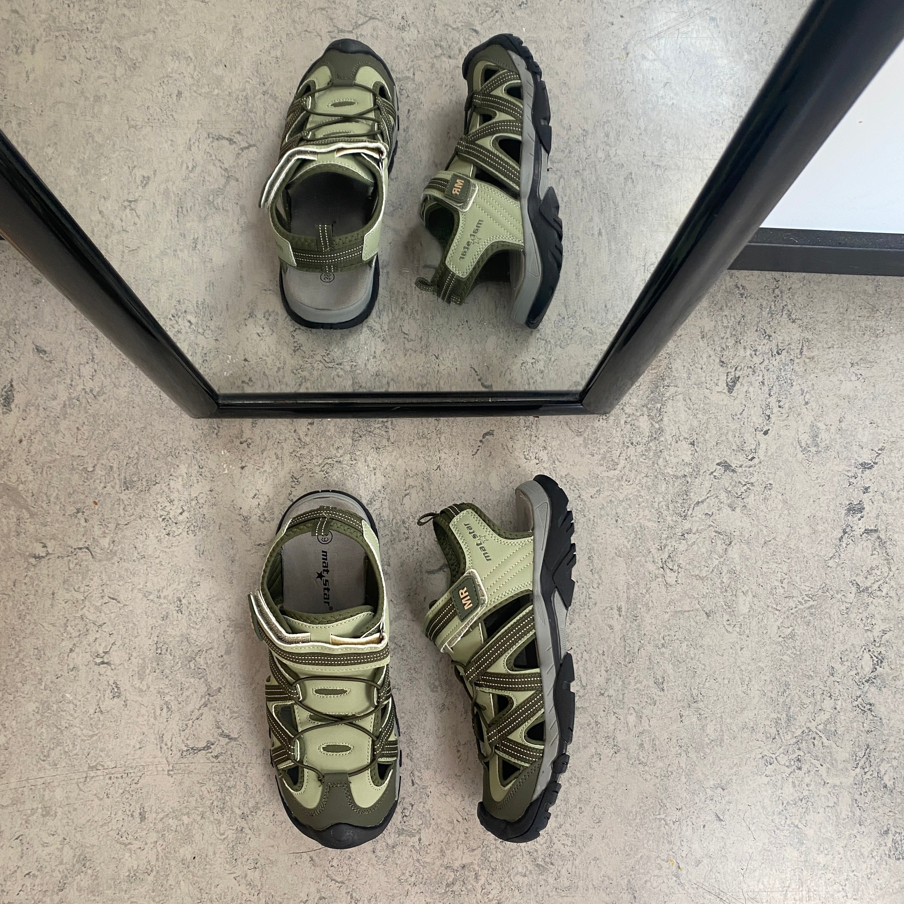 Robust tursandal i khaki med god støtte