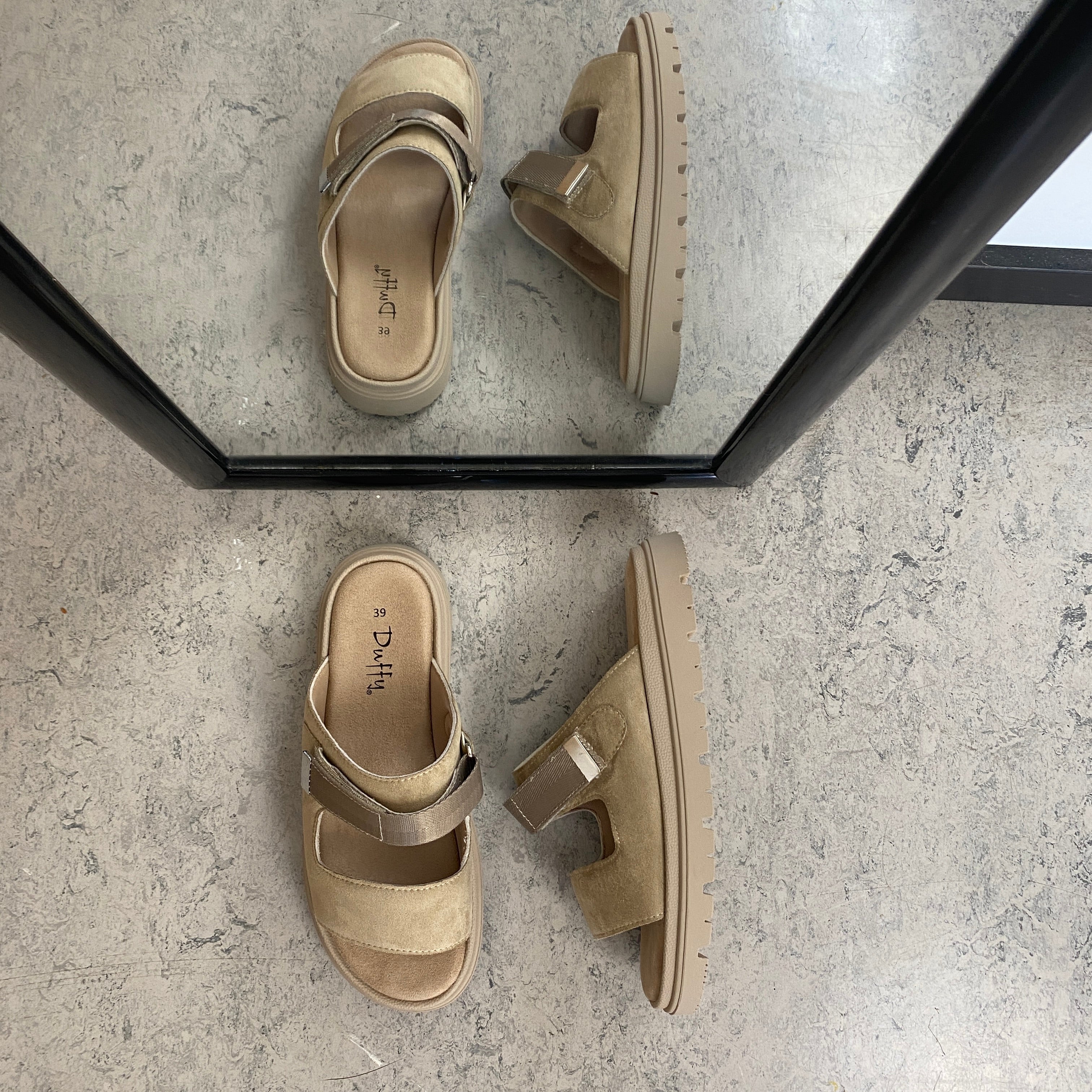 Beige sandal med justerbar rem og myk komfort