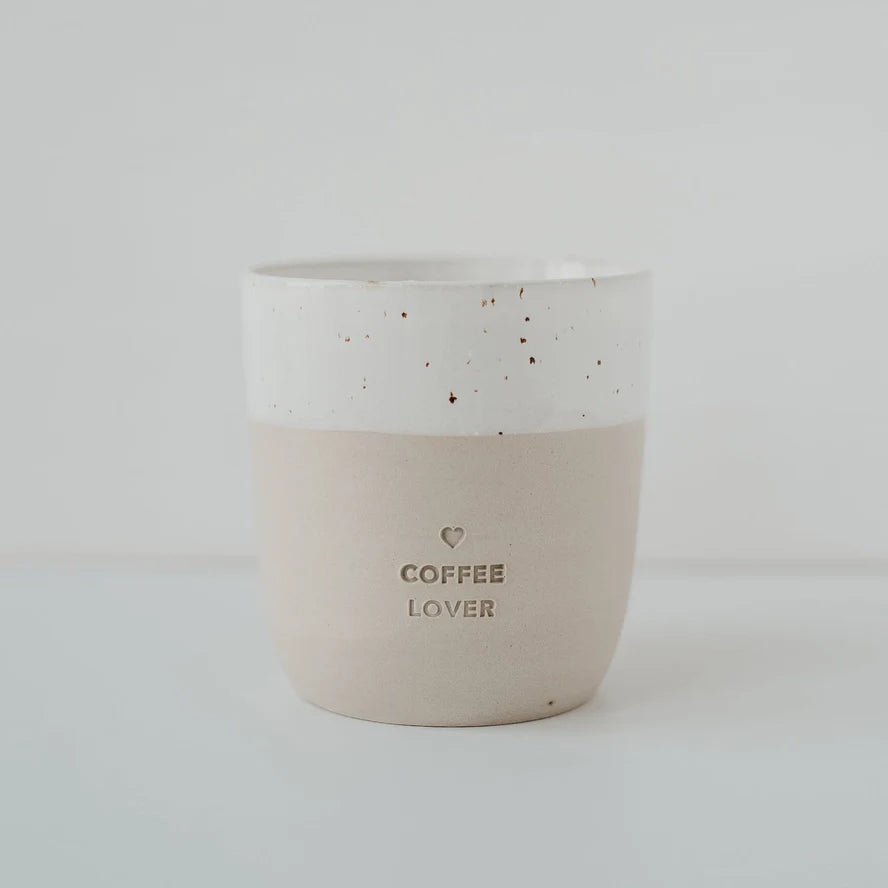 Håndlaget keramikkrus uten hank – inngravert 'Coffee Lover'