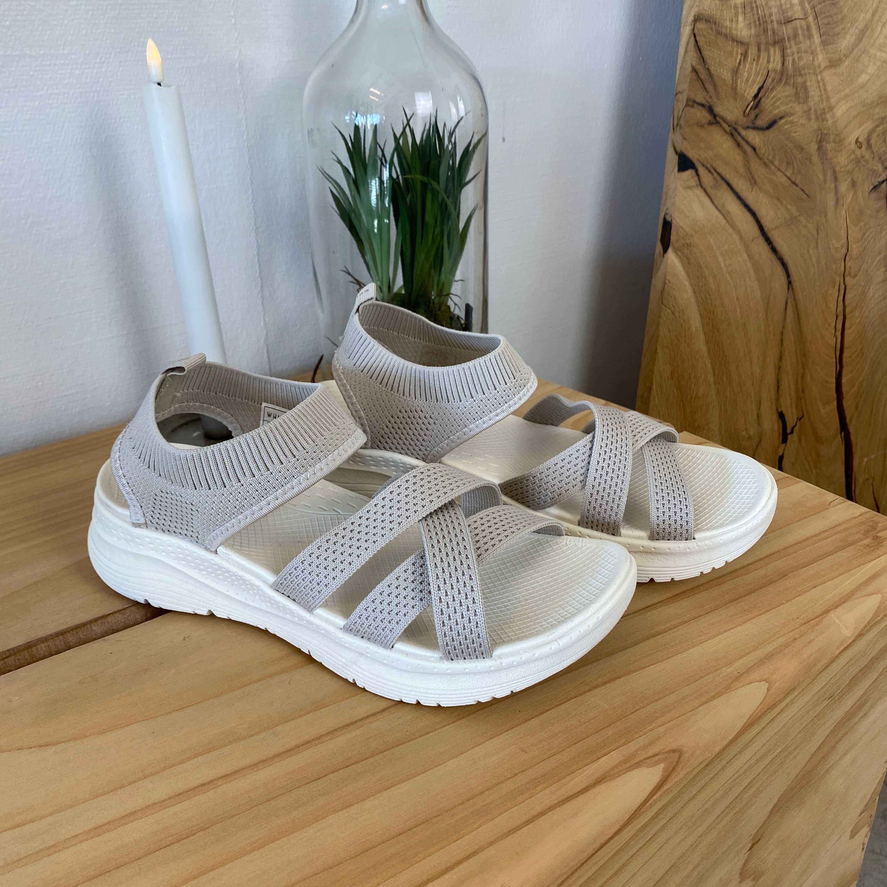 Whistler sandal i beige med elastisk passform og god støtdemping