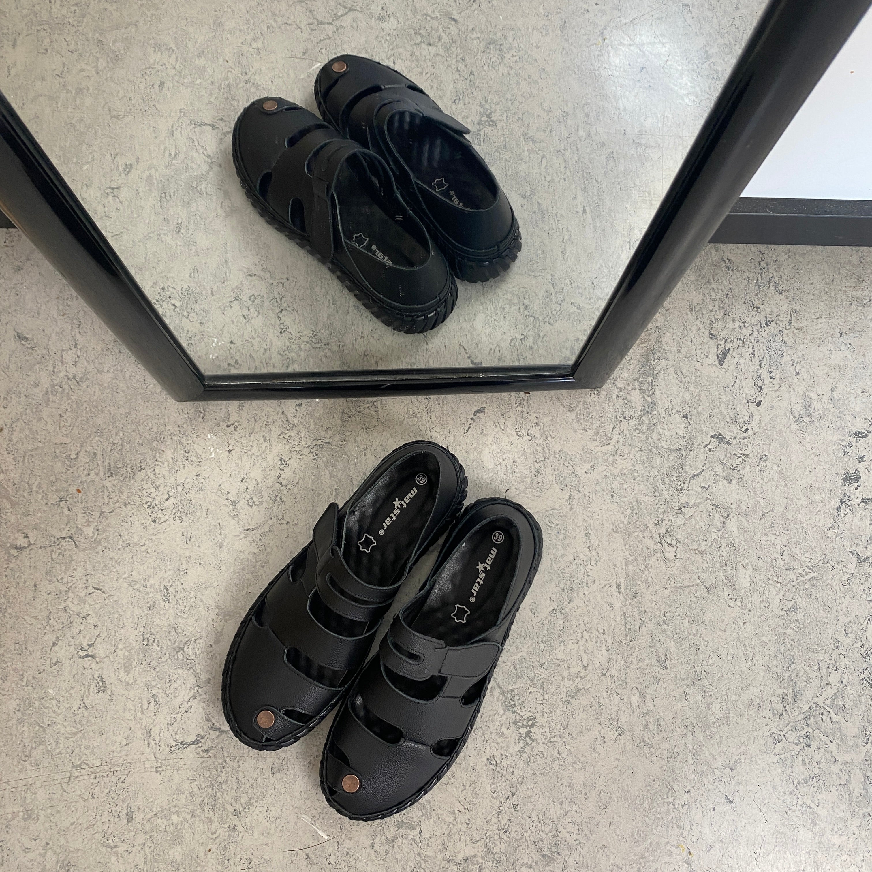 Svart komfortsandal med lukket tå og fleksibel såle