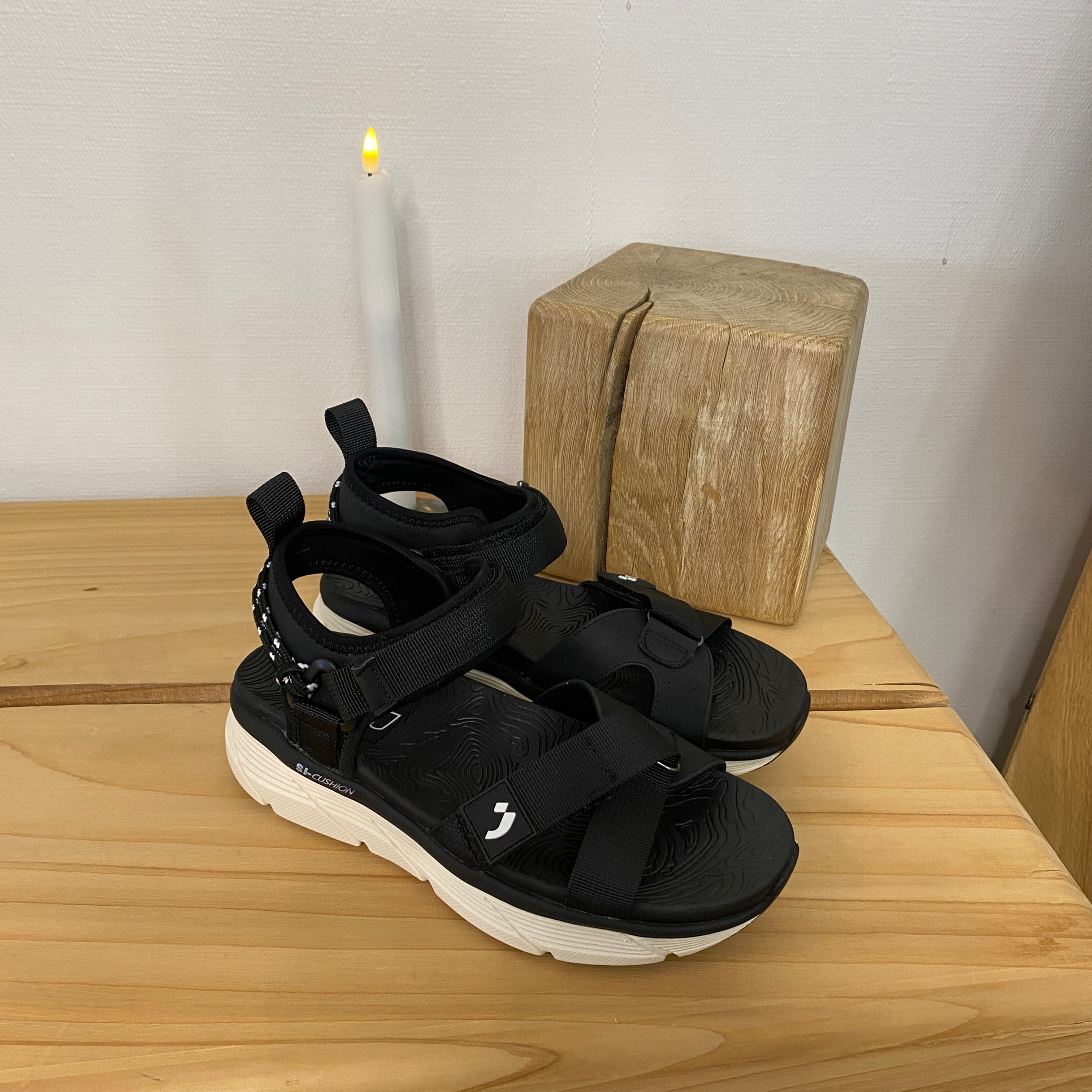 Lettvektsandal fra Sykepleiebutikk.no - Svart