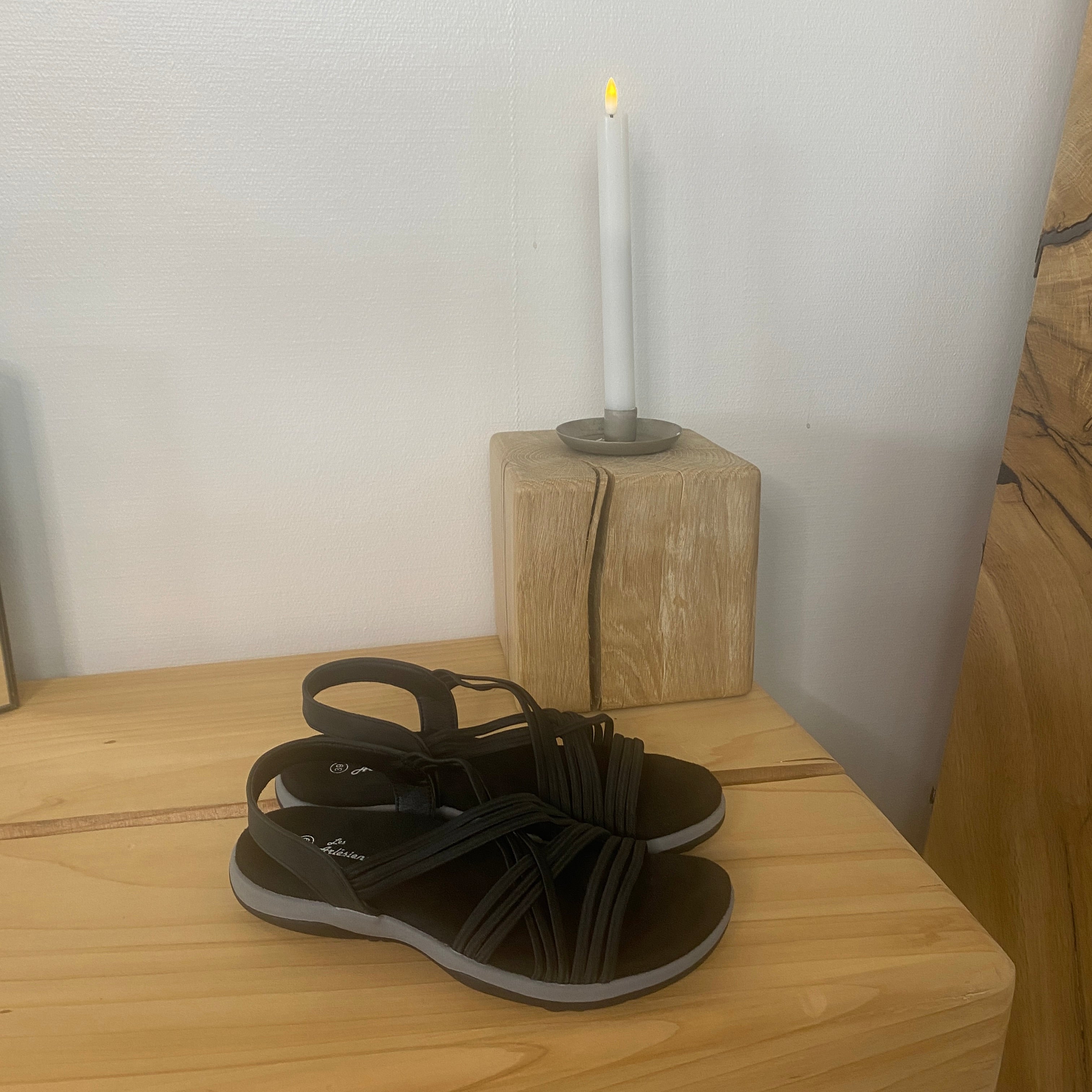 Svart sandal med elastiske remmer – klassisk modell med myk skumsåle