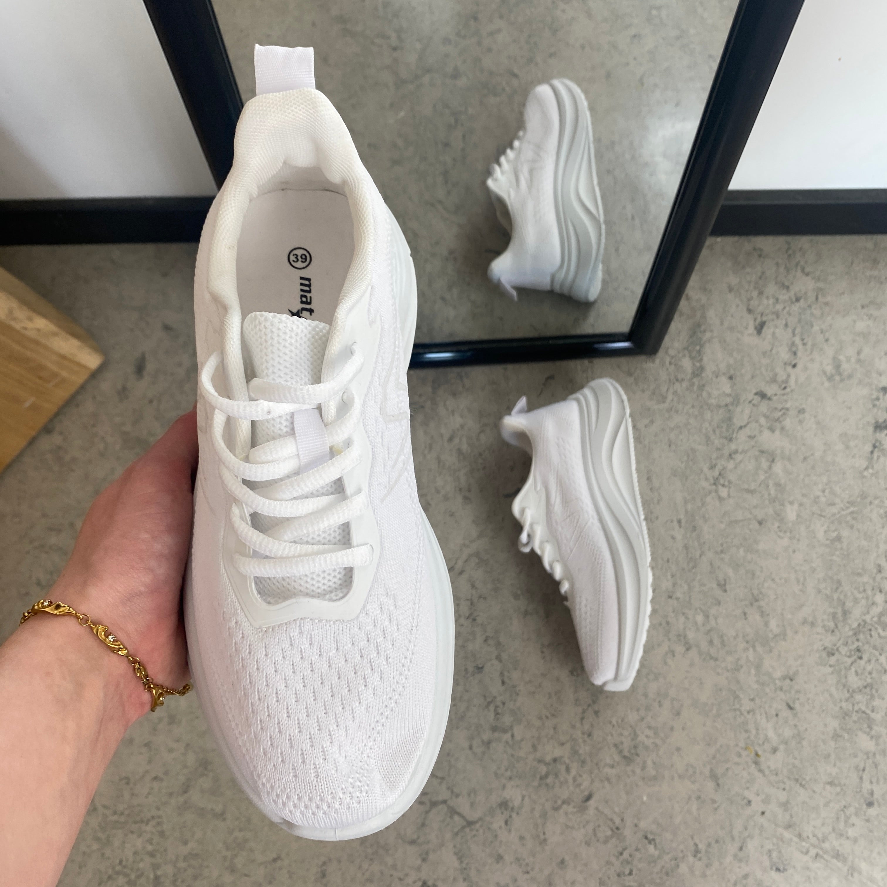 Hvit lettvekts-sneaker med støtdemping og pustende mesh