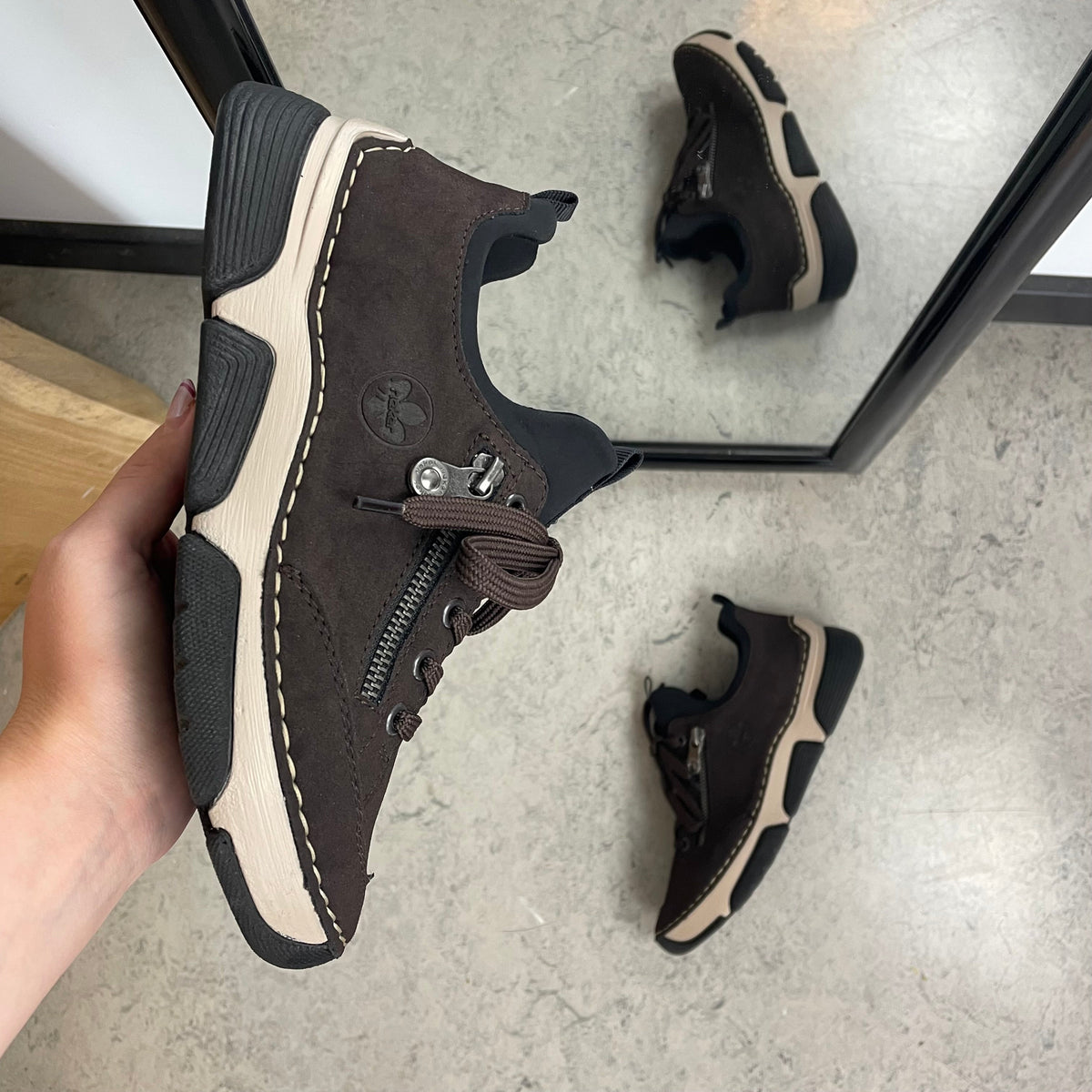 Rieker sneakers til dame i brun – myk komfort og støtdemping til hverdagen