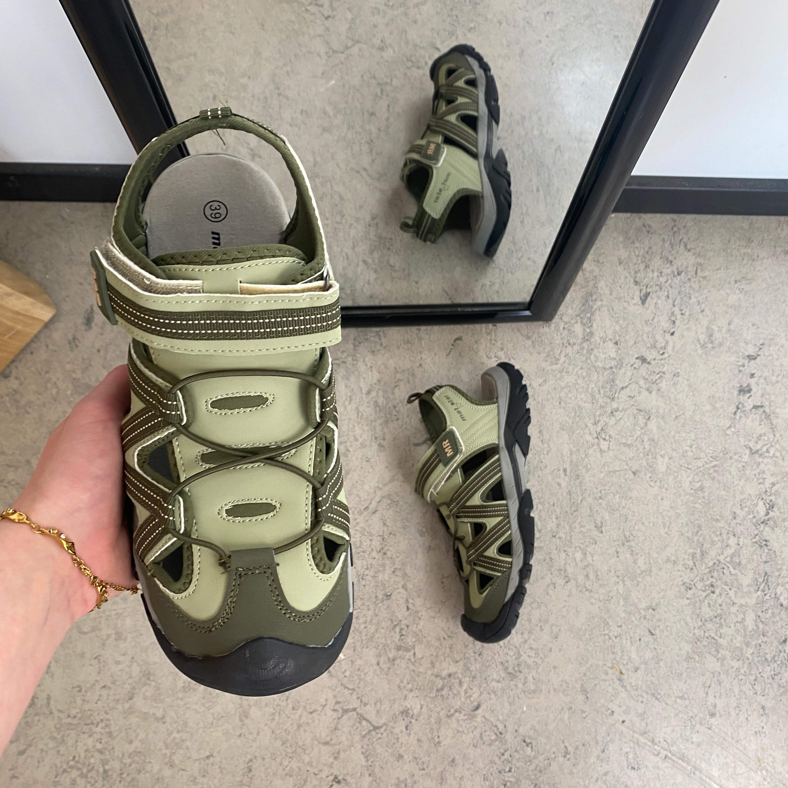 Robust tursandal i khaki med god støtte