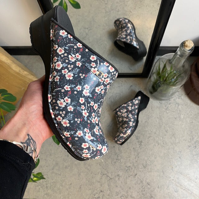 Sanita tøffel-tresko med sort-hvitt blomstermønster