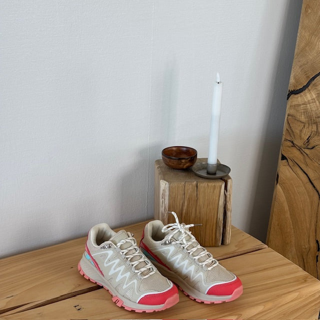 Beige sko med pustende overdel og fine detaljer