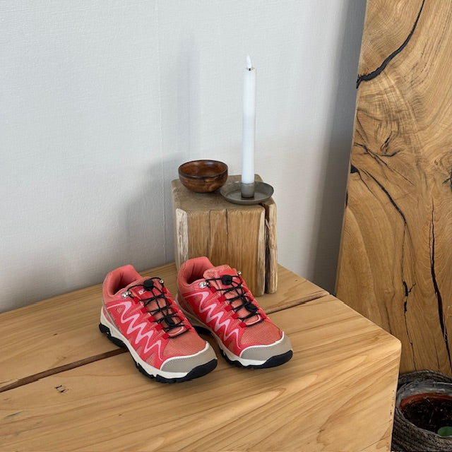 Fleksible laksefargede sneakers med elastisk snøring
