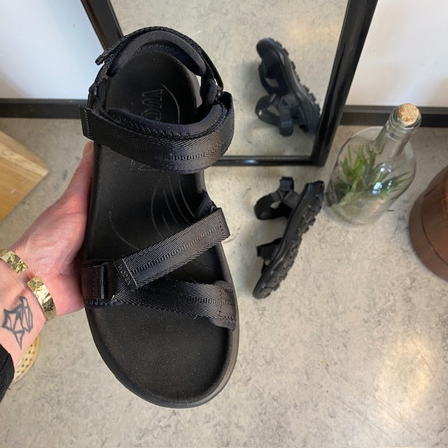 Svart Woden-sandal med god støtte i fotbuen