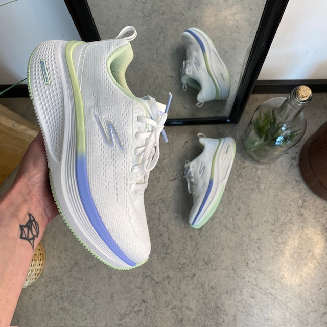 Hvit Skechers GoRun-sko med flotte detaljer