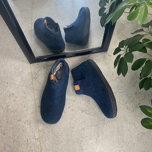 Høye blå hjemmesko i ull med sklisikre såler fra Green Comfort