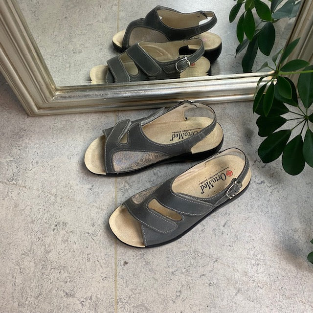 Grå bred skinnsandal for knuter