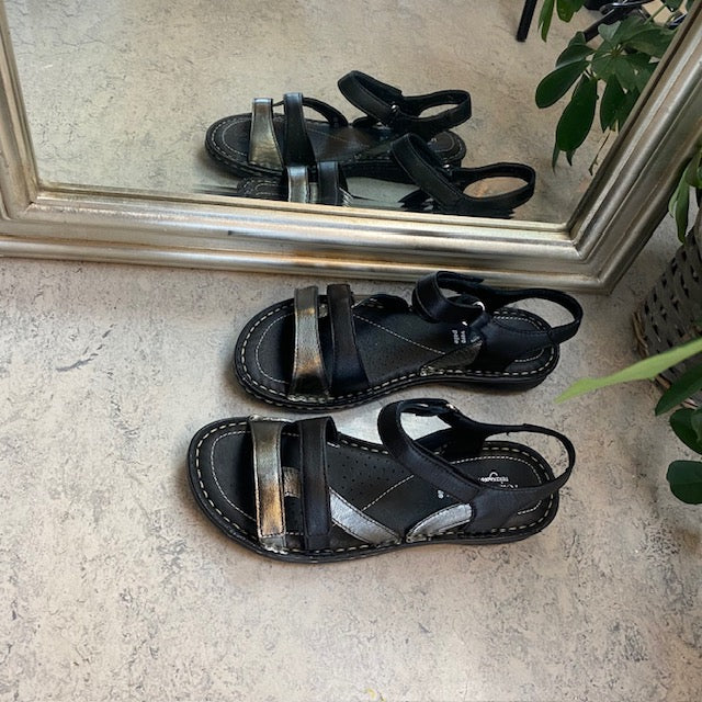 Sort skinnsandal med tre remmer og metallic-detaljer fra Relaxshoe