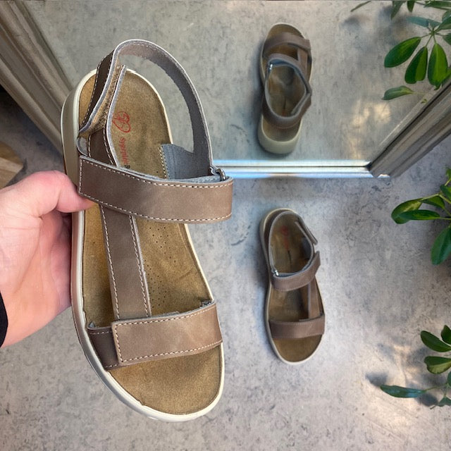 Brun skinnsandal med tre justerbare remmer og svangstøtte
