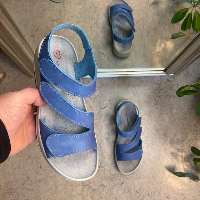 Elegant blå skinnsandal med justerbare remmer