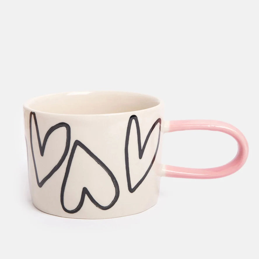 Krus med håndtegnede hjerter og rosa hank – romantisk og moderne design