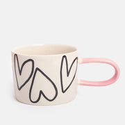 Krus med håndtegnede hjerter og rosa hank – romantisk og moderne design