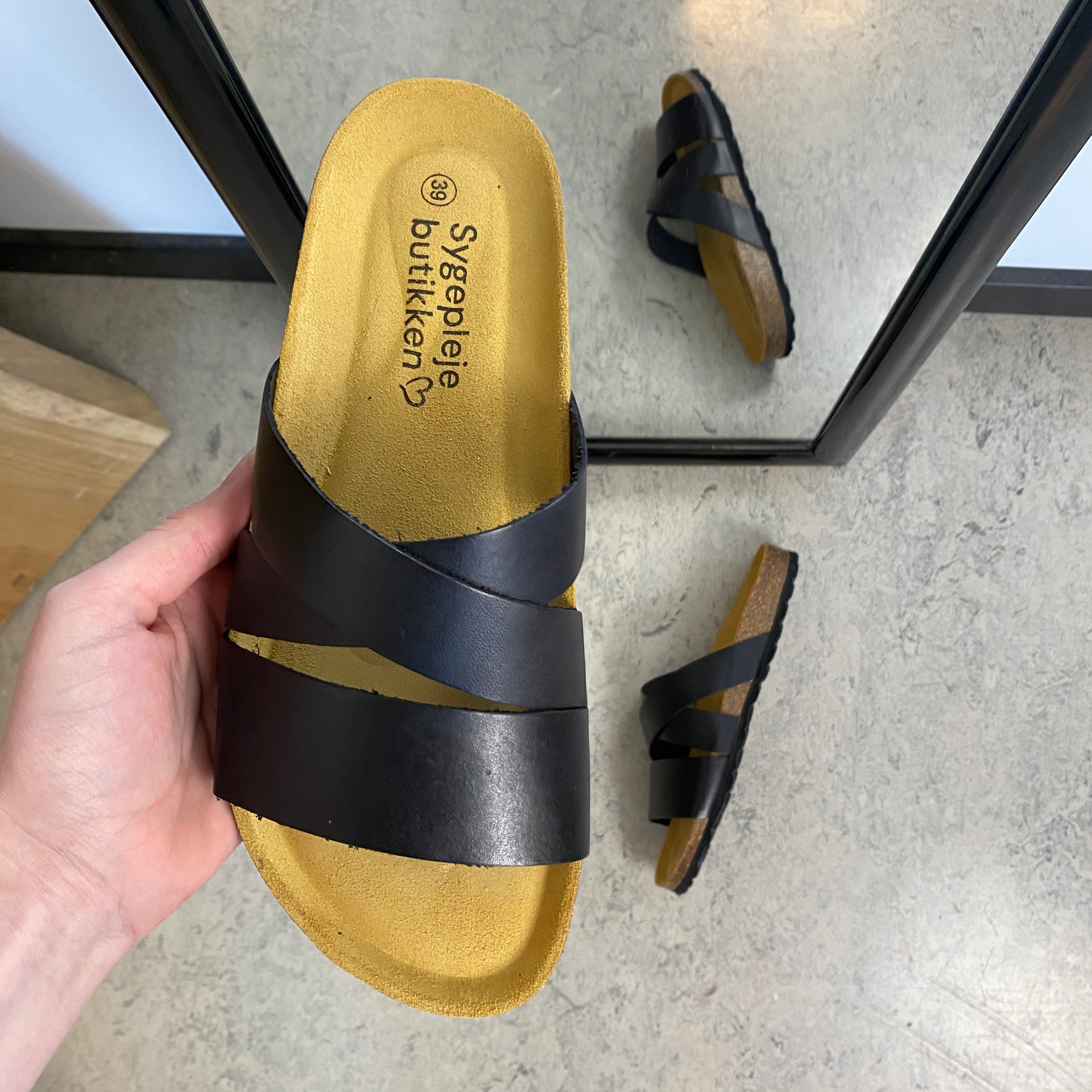 Slip-on sandal i svart glatt skinn med kryssremmer – komfort & støtte | Sykepleiebutikk.no
