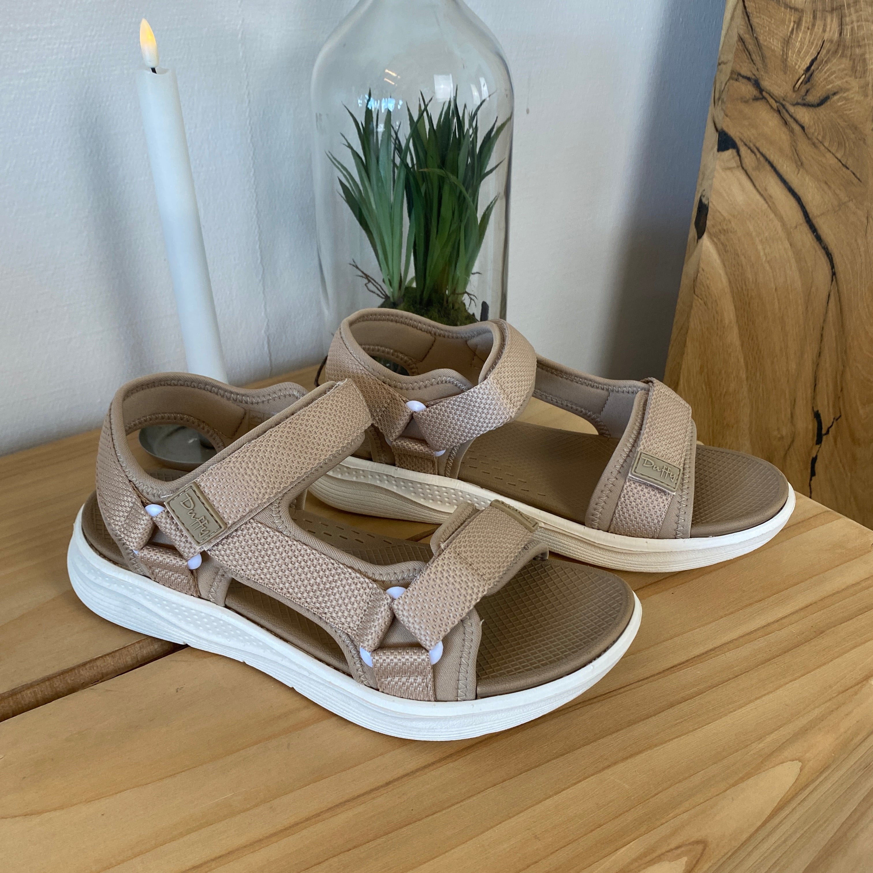 Taupe komfortabel sandal med justerbare remmer og lett støtdemping