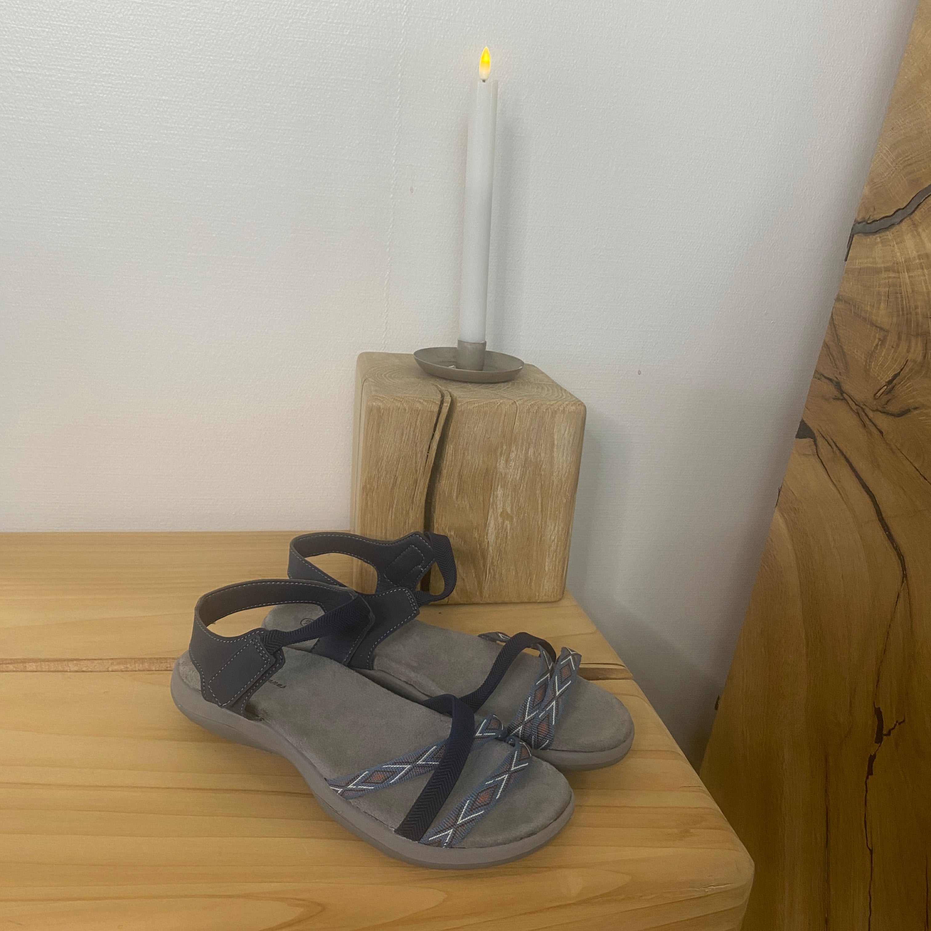 Marineblå sandal med elastiske remmer og borrelås – rolig og maritim stil