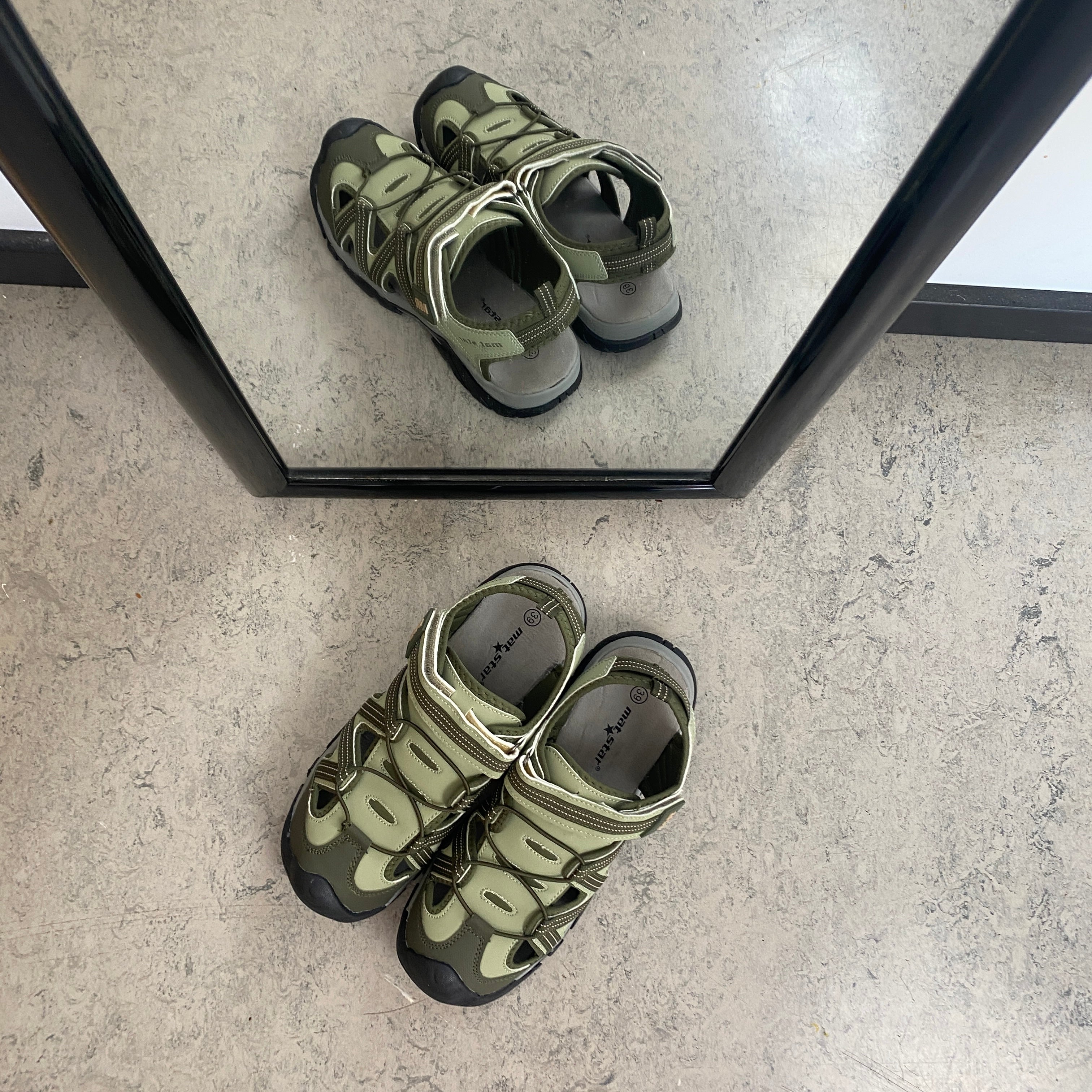 Robust tursandal i khaki med god støtte