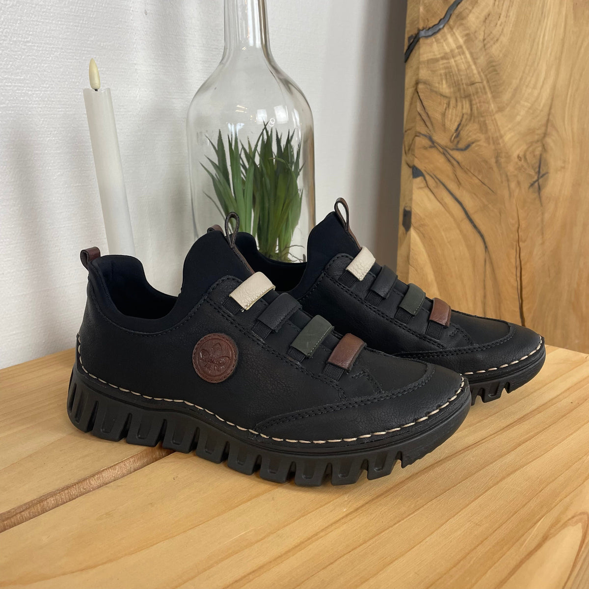 Rieker sko til dame i svart – fleksibel slip-on-komfort