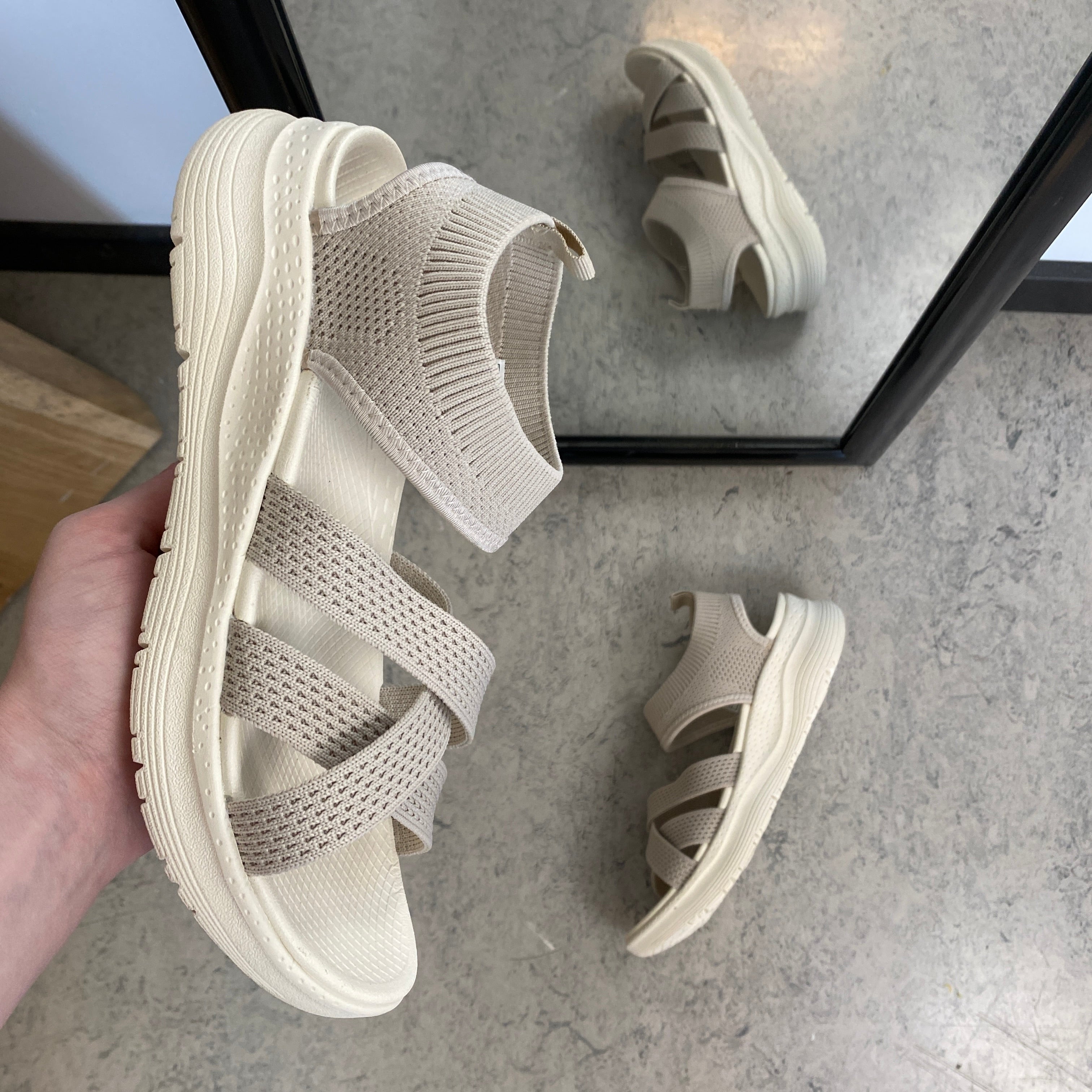 Whistler sandal i beige med elastisk passform og god støtdemping