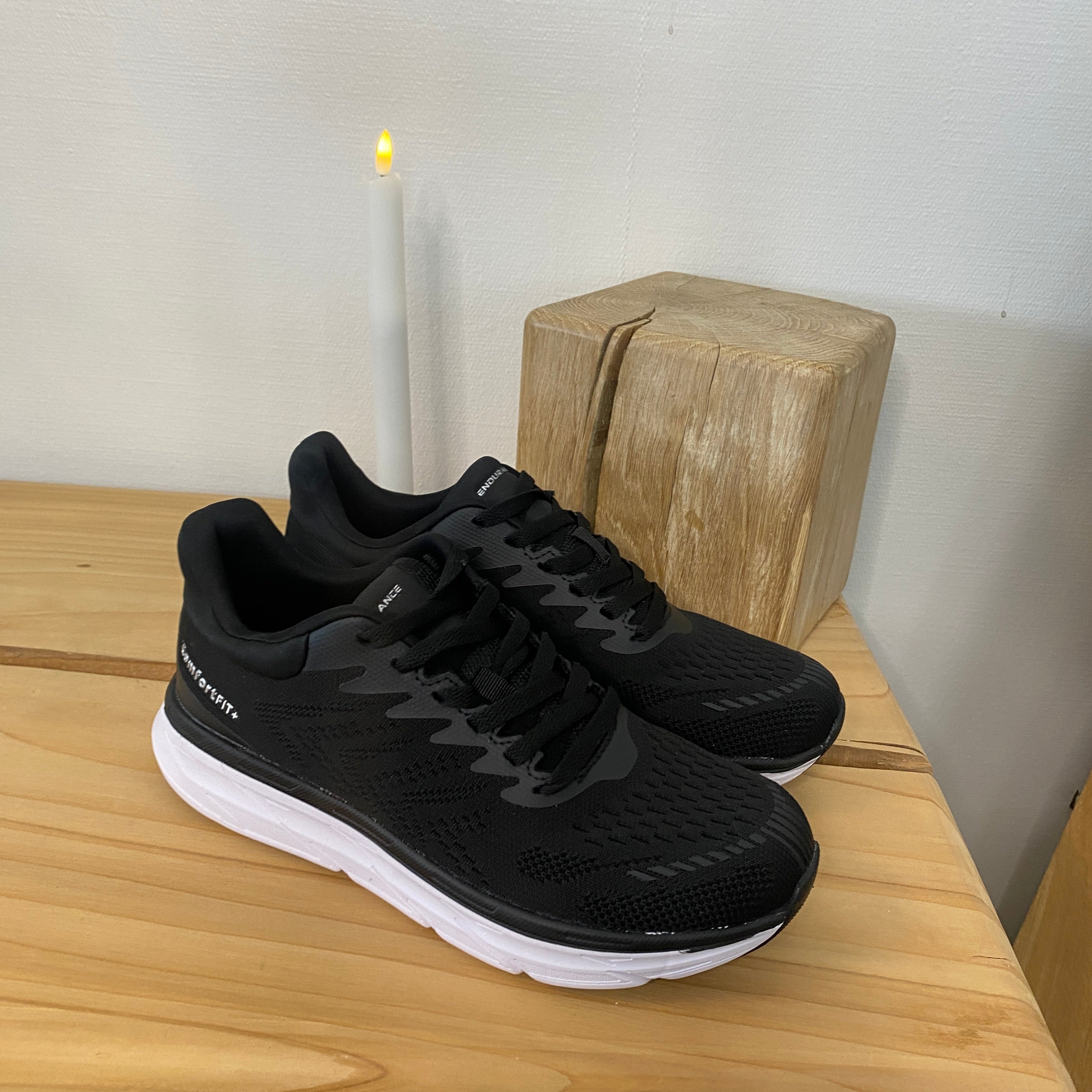 Endurance herresko – svart med hvit såle