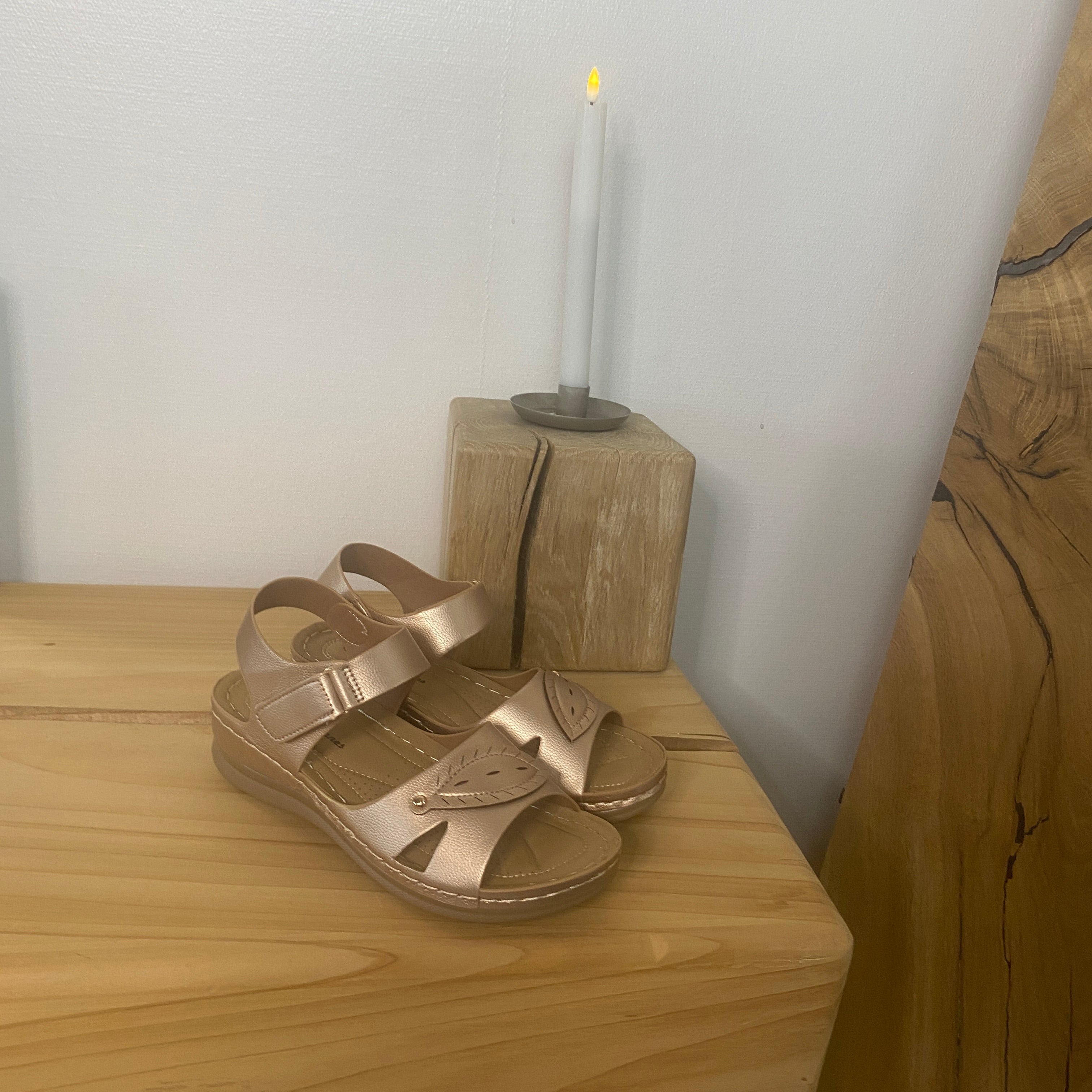 Sandal i roségull – lettvektsandal med feminint uttrykk