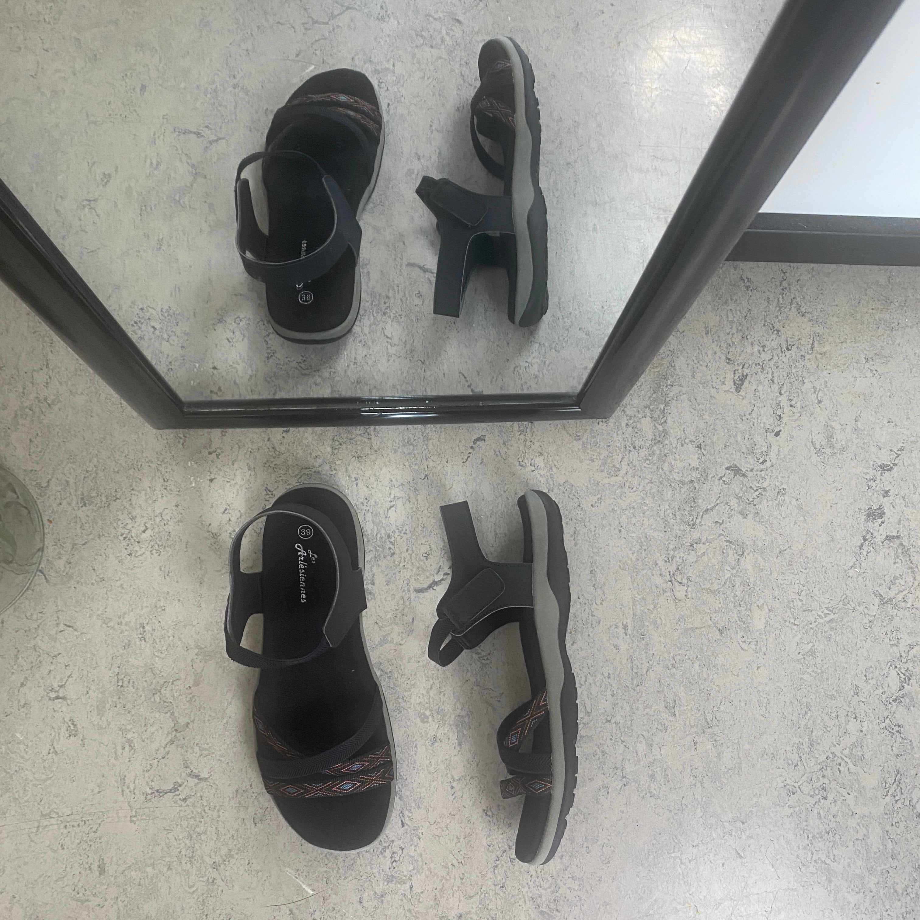Svart sandal med elastikkremmer & borrelås – klassisk & anvendelig