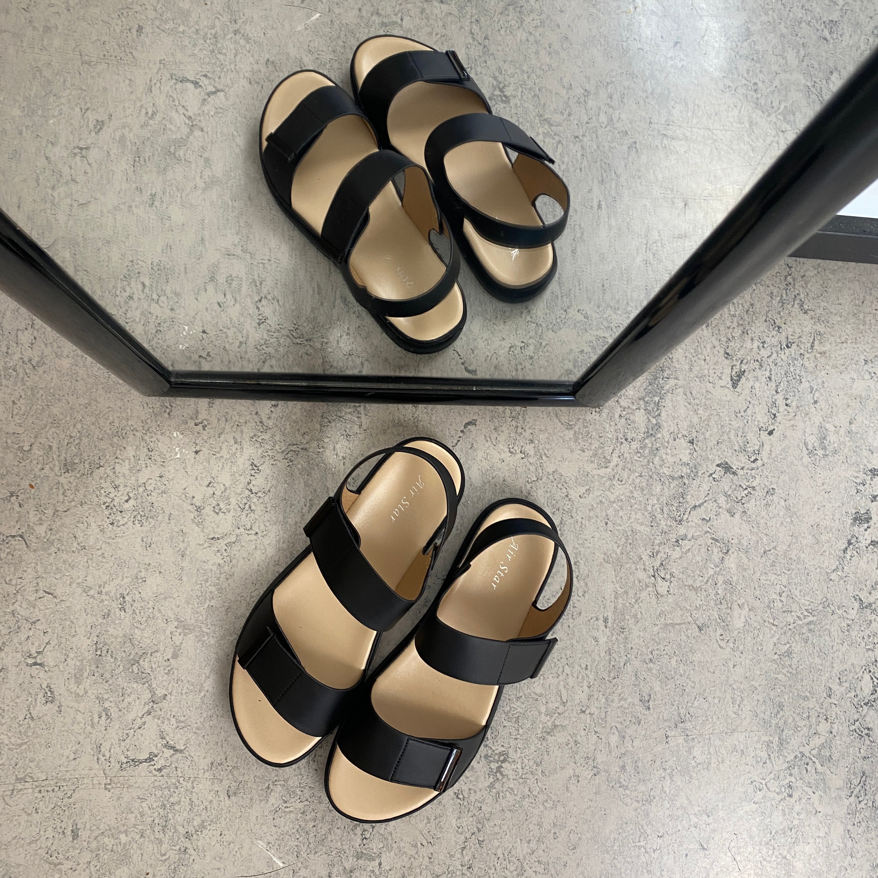 Svart sandal med justerbare remmer og myk komfortsåle