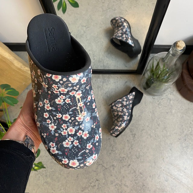 Sanita tøffel-tresko med sort-hvitt blomstermønster