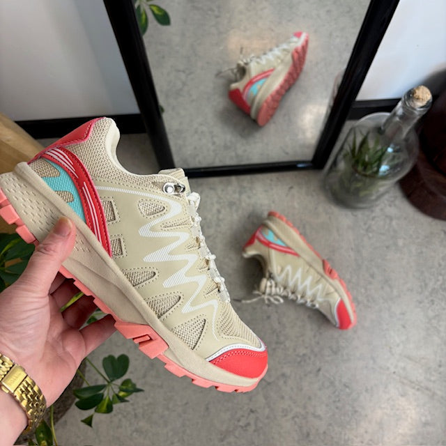 Beige sko med pustende overdel og fine detaljer