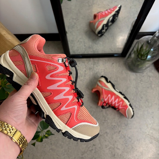 Fleksible laksefargede sneakers med elastisk snøring