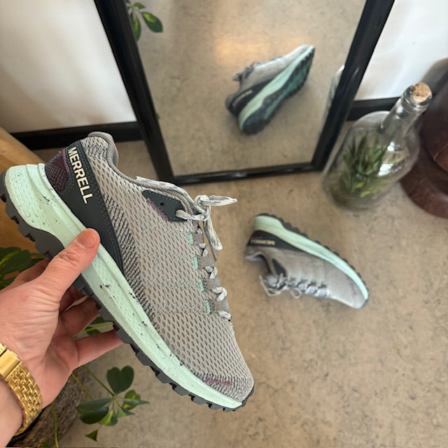Merrell sko med strikket overdel og støtte i fotbuen