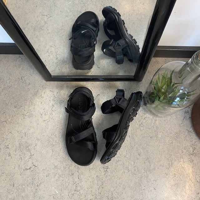 Svart Woden-sandal med god støtte i fotbuen