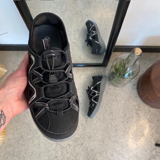 Lukket trekkingsandal i svart – komfort og funksjon i et diskret uttrykk