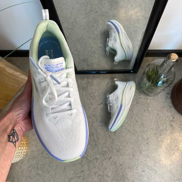 Hvit Skechers GoRun-sko med flotte detaljer