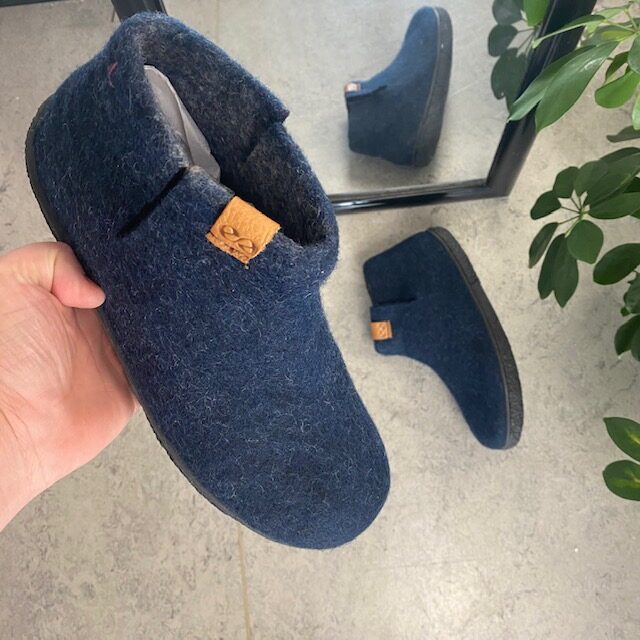 Høye blå hjemmesko i ull med sklisikre såler fra Green Comfort