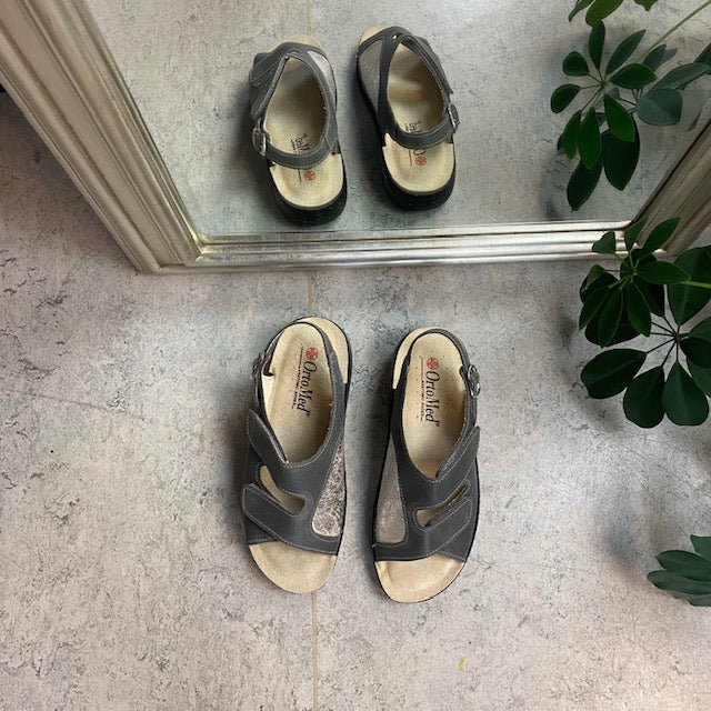 Grå bred skinnsandal for knuter