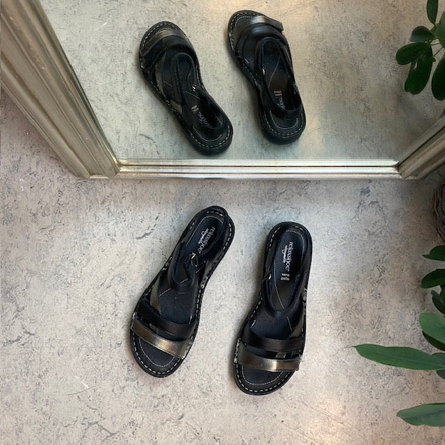 Sort skinnsandal med tre remmer og metallic-detaljer fra Relaxshoe