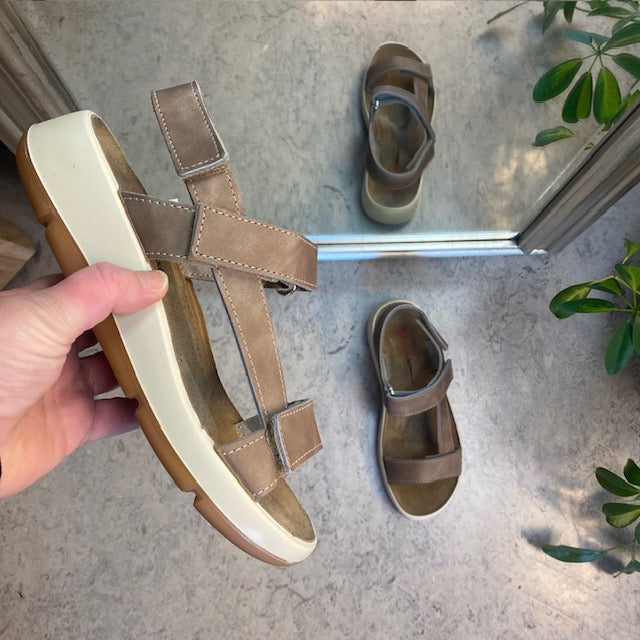 Brun skinnsandal med tre justerbare remmer og svangstøtte