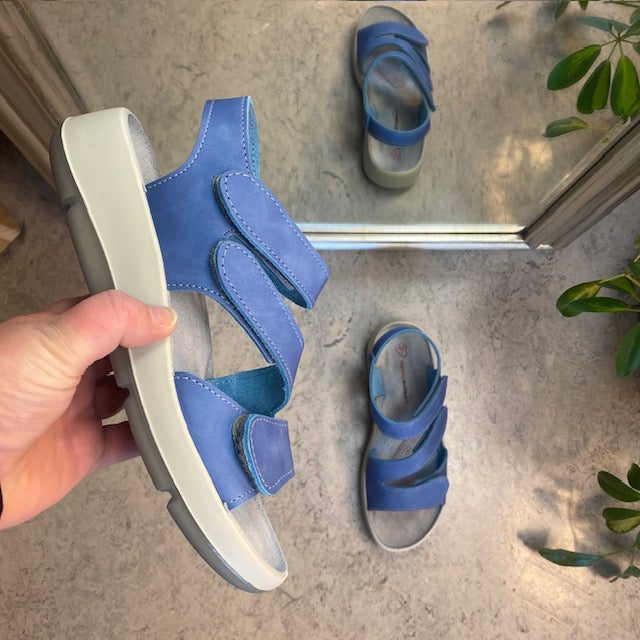 Elegant blå skinnsandal med justerbare remmer