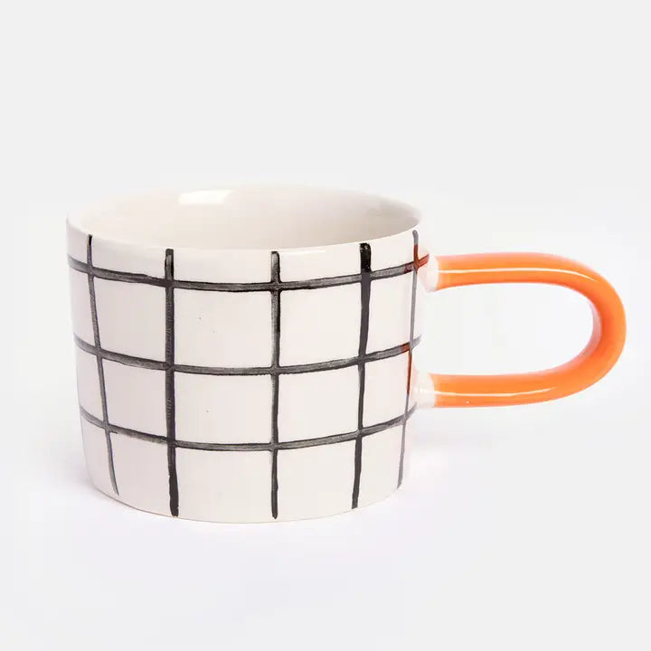 Moderne krus med rutete mønster og oransje hank – stilfullt design for kaffe & te